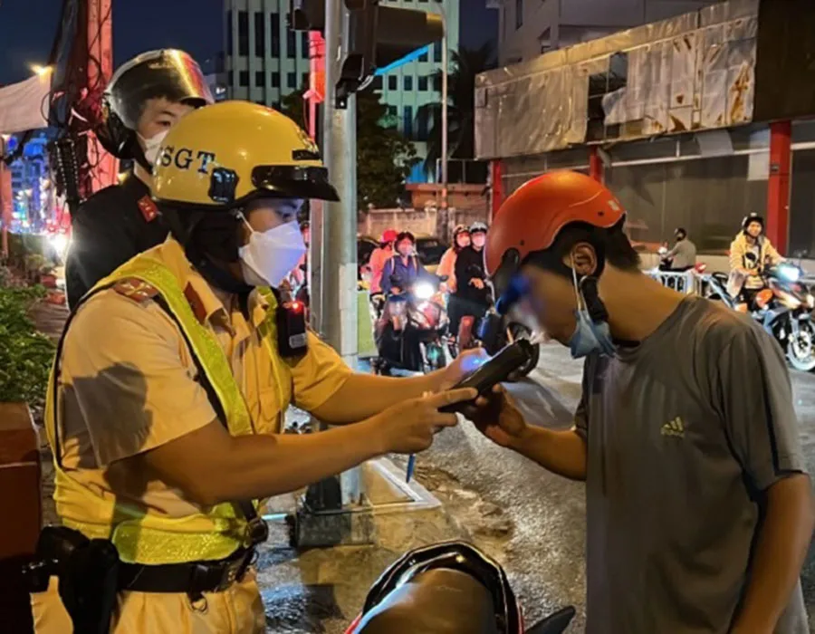 CSGT tại TP.HCM kiểm tra nồng độ cồn người dân tham gia giao thông. Ảnh: NGUYỄN YÊN