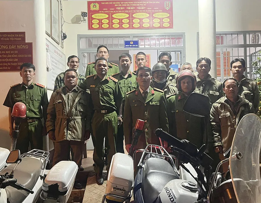 Lực lượng công an thị trấn Lộc Thắng trước lúc tuần tra, kiểm soát địa bàn. Ảnh: V.TÙNG