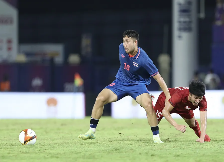 Atchipot tận dụng Duy Cương vấp ngã, thoát xuống ghi bàn mở tỉ số cho U-22Thái Lan. Ảnh: PHƯƠNG NGHI