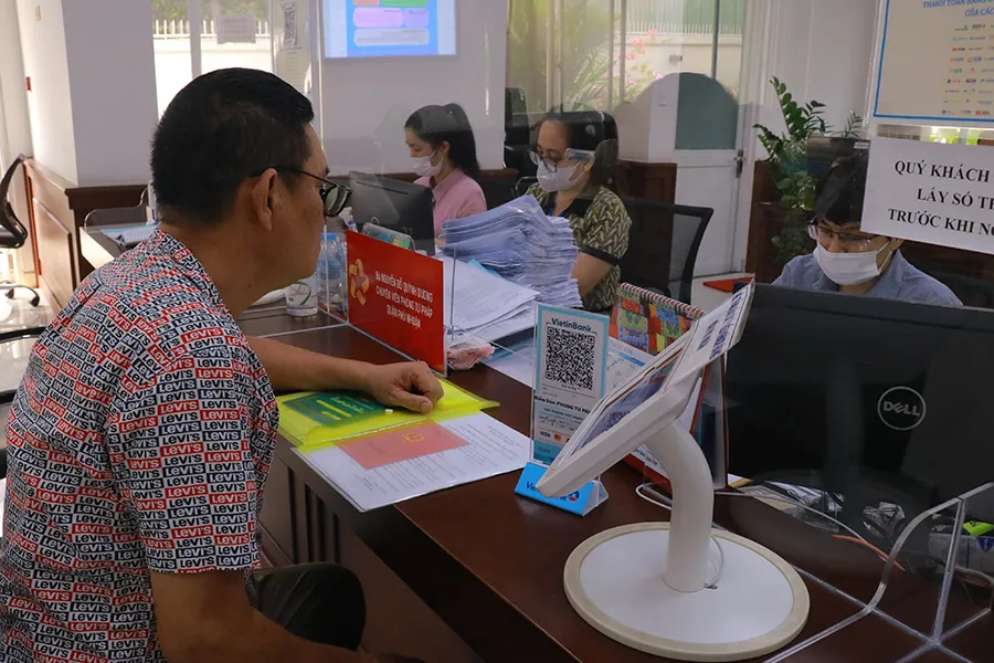 Quận Phú Nhuận đứng đầu chỉ số DDCI khối địa phương năm 2022. Trong ảnh: Người dân làm thủ tục hành chính tại UBND quận Phú Nhuận. Ảnh: VÕ THƠ