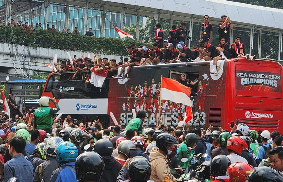 Xe buýt chở đội U-22 Indonesia gây kẹt xe nghiêm trọng ở Jakarta. Ảnh: BL