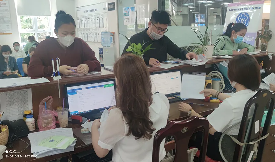 Người dân đến cơ quan BHXH TP.HCM thực hiện các thủ tục liên quan đến BHXH, BHYT. Ảnh: NGUYỄN HIỀN