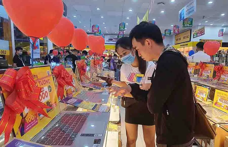 Sức mua từ người tiêu dùng giảm mạnh khiến nhiều doanh nghiệp bán lẻ gặp khó. Ảnh: HOÀNG GIANG Sức mua từ người tiêu dùng giảm mạnh khiến nhiều doanh nghiệp bán lẻ gặp khó. Ảnh: HOÀNG GIANG