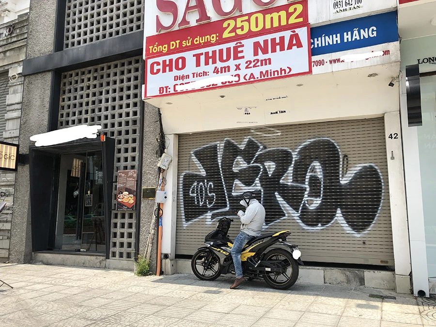 Nhiều mặt bằng cho thuê đóng cửa nhiều tháng nhưng chủ nhà vẫn không giảm giá. Ảnh: Q.HUY