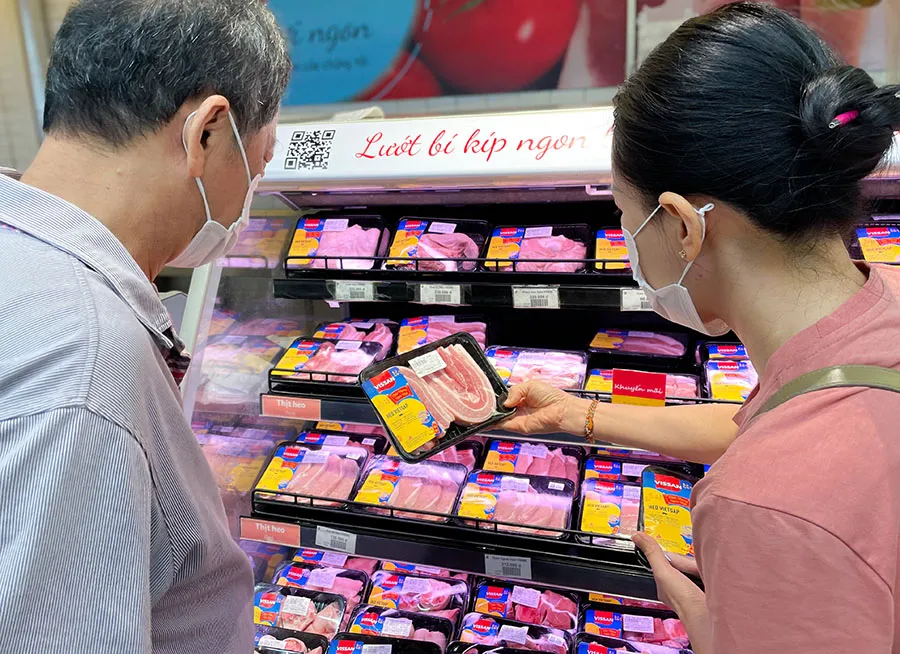 Sức mua giảm, nguyên liệu sản xuất tăng khiến nhiều doanh nghiệp, hộ chăn nuôi heo gặp khó. Ảnh: P.MINH