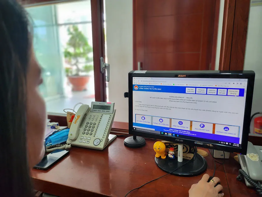 Một phụ huynh đang thực hiện đăng ký trực tuyến tuyển sinh đầu cấp vào lớp 1 cho con.Ảnh: NGUYỄN QUYÊN Một phụ huynh đang thực hiện đăng ký trực tuyến tuyển sinh đầu cấp vào lớp 1 cho con.Ảnh: NGUYỄN QUYÊN