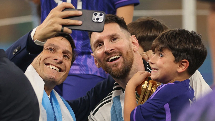 Cựu tuyển thủ Argentina Javier Zanetti và ngôi sao Messi tại World Cup 2022. Ảnh: GETTY IMAGES