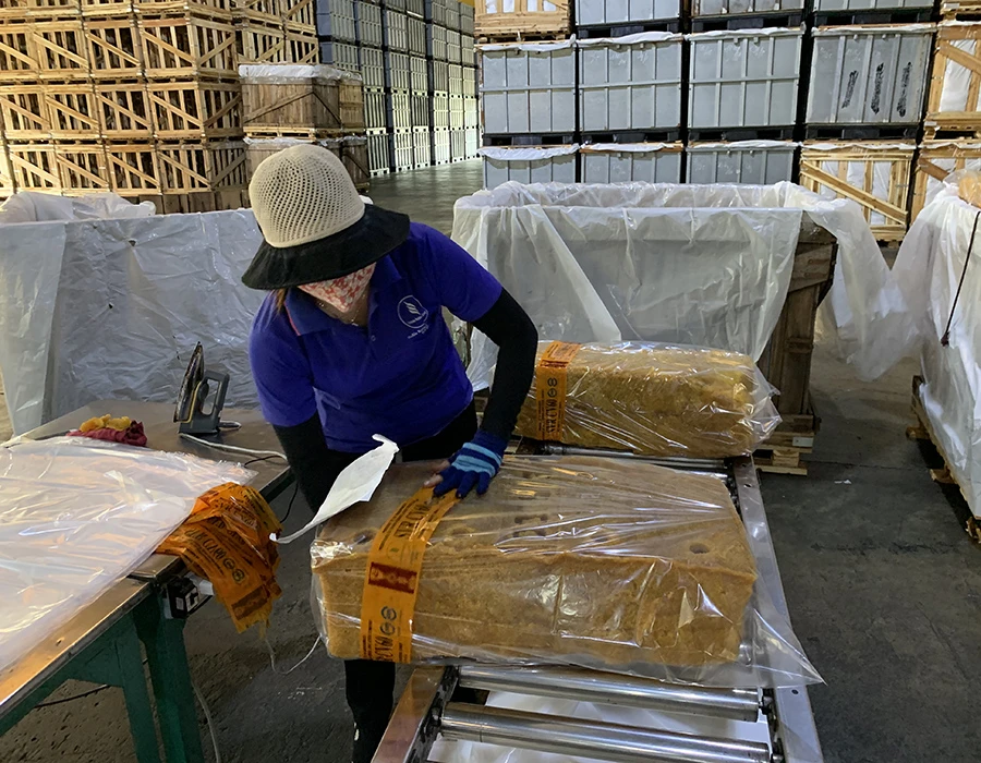 Nhiều doanh nghiệplĩnh vực cao su chưa được hoàn thuế do chưa xác minh được nguồn gốc hàng hóa. Ảnh: Q.HUY