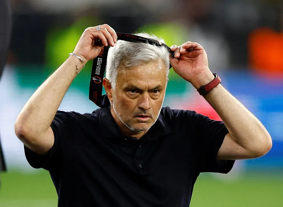 HLV Mourinho ném chiếc HCB Europa League lên khán đài. Ảnh: GETTY IMAGES