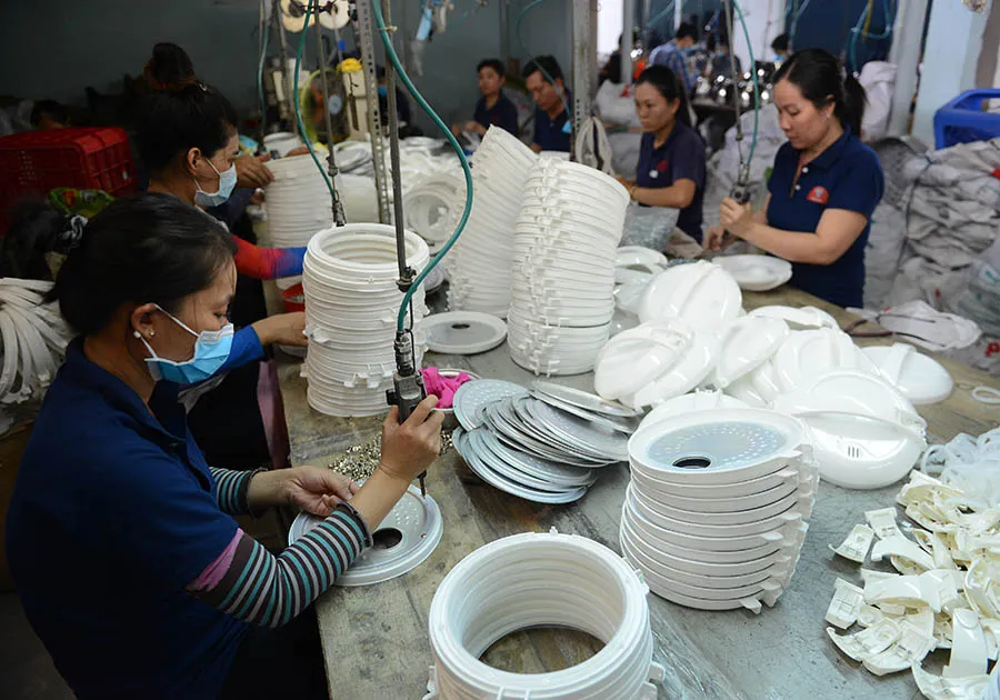 Các đại biểu Quốc hội đề nghị giảm thuế VAT 2% đến hết năm 2024 để hỗ trợ doanh nghiệp trong bối cảnh khó khăn hiện nay. Ảnh: HOÀNG GIANG