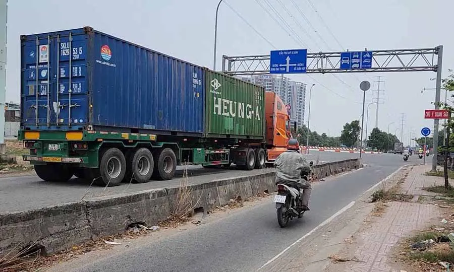 Xe container 51C-173.16 chở hai thùng container loại 20 feet từ Xa lộ Hà Nội đi xuyên qua KCN cao về cảng Cát Lái.