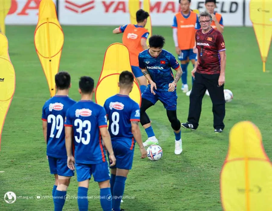 HLV Troussier cùng các tuyển thủ trong những buổi tập đầu chuẩn bị giao hữu với Hong Kong và Syria. Ảnh: VFF