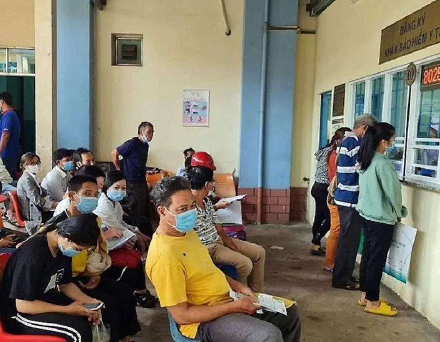 Người dân đến đăng ký khám chữa bệnh BHYT tại BV Phạm Ngọc Thạch. Ảnh: NGUYỄN HIỀN