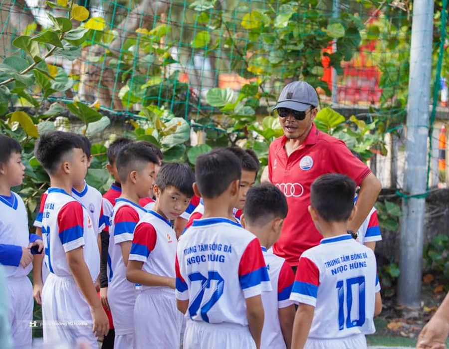 Các cầu thủ nhí lò bóng đá Ngọc Hùng trong màu áo Cảng Sài Gòn nhưng lại là vệ tinh của CLB Viettel. Ảnh: LNH