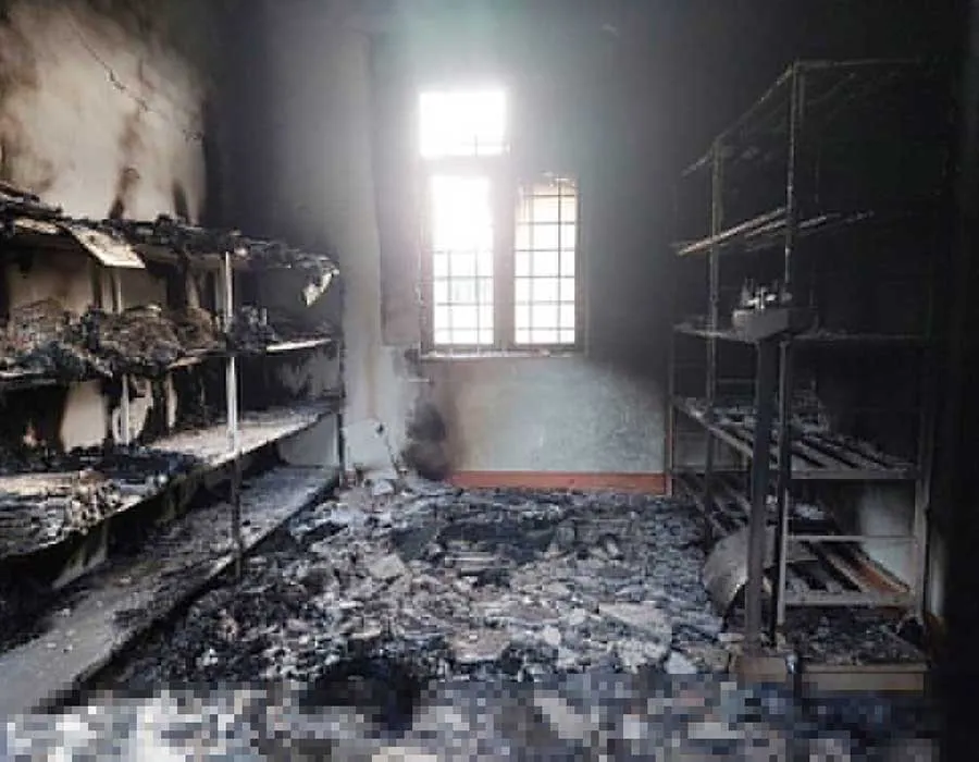 Một phòng làm việc của UBND xã Ea Ktur bị nhóm đối tượng đốt cháy bằng bom xăng. Ảnh: TA