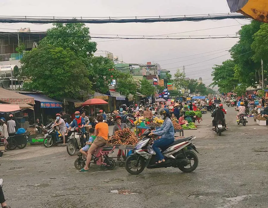 Khoảng 6 giờ hằng ngày, đủloại hàng hóa bàybán giữa lòng đường Bình Thành. Ảnh: THẢO HIỀN