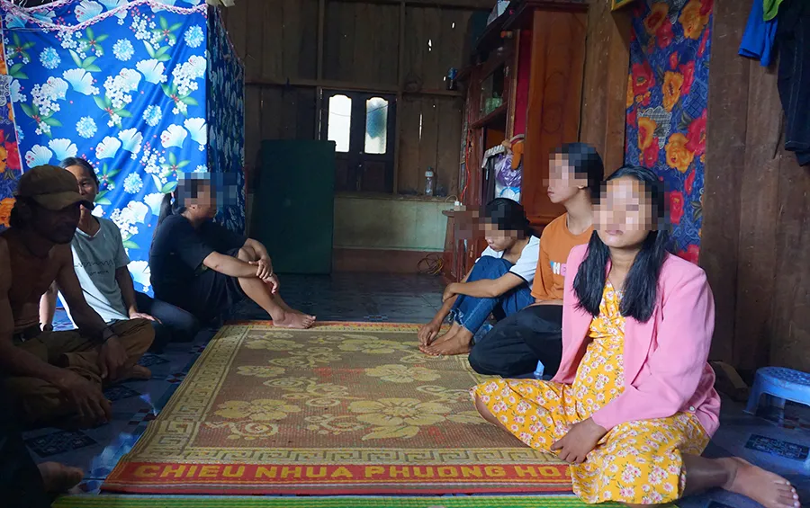 Gia đình em HNgọc Niê (buôn Ea Liăng, xã Cư Pơng) bàng hoàng khi hay tin con rể hiền lành tham gia vụ việc.