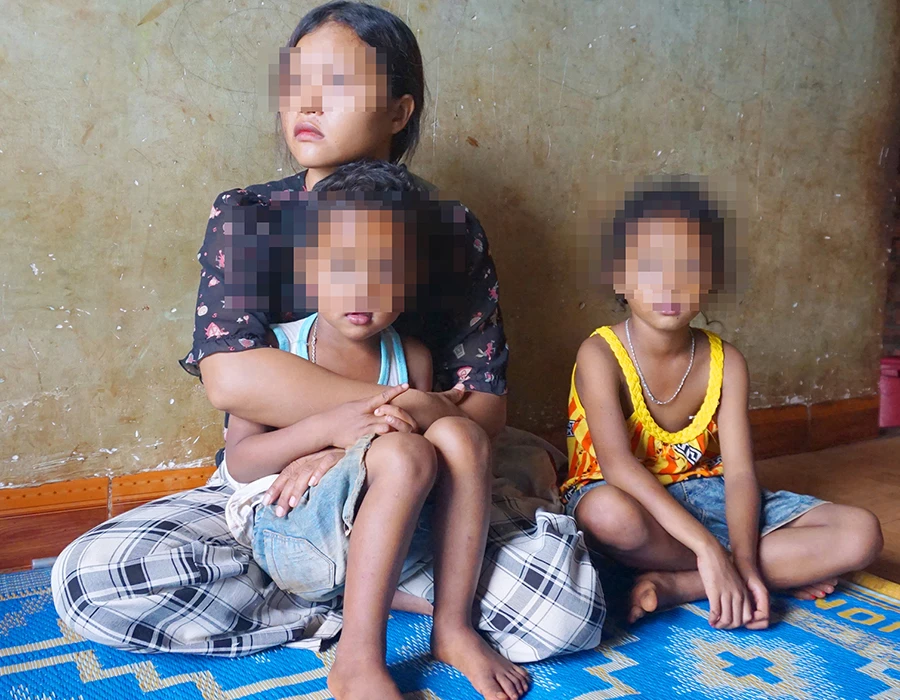 Chị Hbruinh Kbuôr (buôn Ea Liăng) đau đớn khi biết chồng tham gia vụ việc và đã vận động chồng ra đầu thú. Ảnh trong bài: LÊ KIẾN