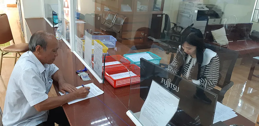 Người lao động đang làmthủtục hưởng lương hưu tại cơquan BHXH. Ảnh: VIẾT LONG