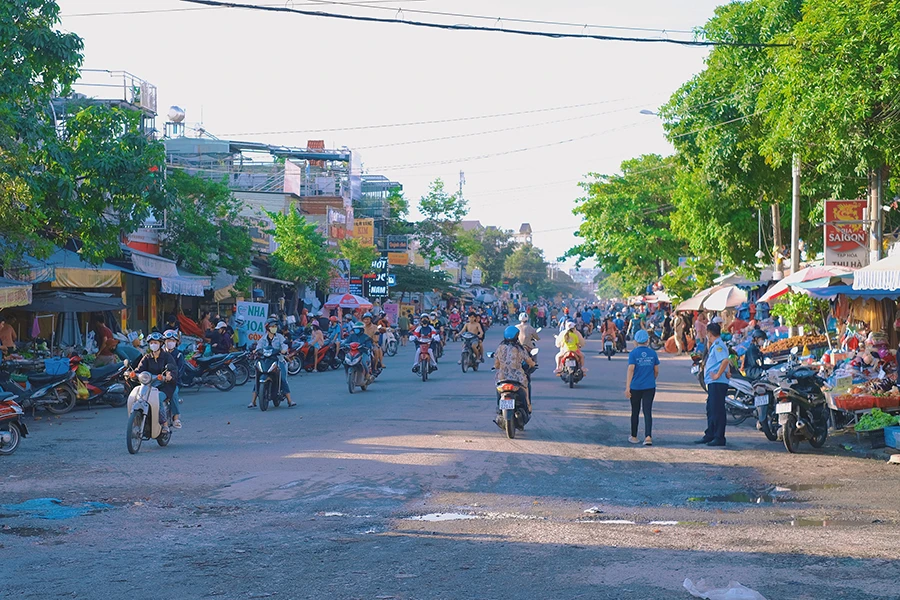 Chợ tự phát trên đường Bình Thành đãđược thông thoáng sau phản ánh của người dân. Ảnh: TRẦN MINH