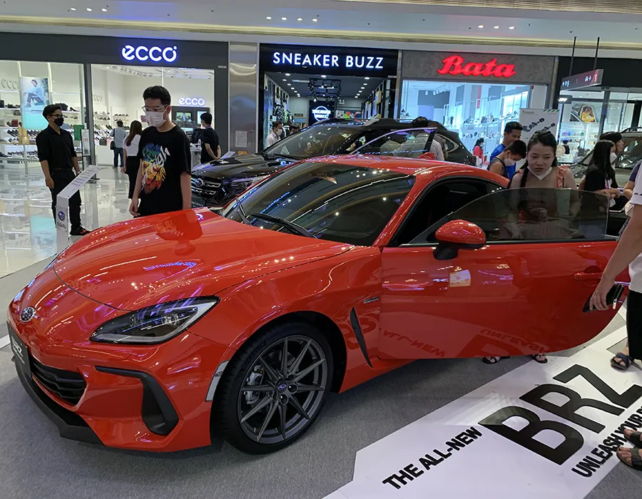 Mức thu nhập của người Việt ngày càng được nâng cao, có khả năng muacácsản phẩm ngoại nhập đắt tiền. Ảnh: P.MINH Mức thu nhập của người Việt ngày càng được nâng cao, có khả năng muacácsản phẩm ngoại nhập đắt tiền. Ảnh: P.MINH