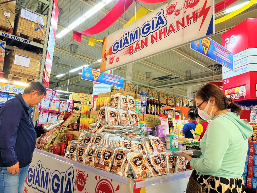 Các doanh nghiệp Hàn Quốc hiện nay cũng đầu tư nhiều cho ngành bán lẻ ở Việt Nam. Ảnh: T.UYÊN Các doanh nghiệp Hàn Quốc hiện nay cũng đầu tư nhiều cho ngành bán lẻ ở Việt Nam. Ảnh: T.UYÊN