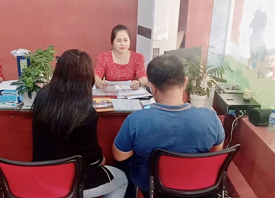 Nhân viên Trường THCS - THPT Hồng Hà tư vấn cho phụ huynh trong việc chọn trường cho con. Ảnh: NGUYỄN QUYÊN Nhân viên Trường THCS - THPT Hồng Hà tư vấn cho phụ huynh trong việc chọn trường cho con. Ảnh: NGUYỄN QUYÊN