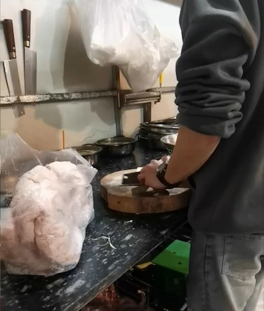 Cắt vú heo để chế biến.