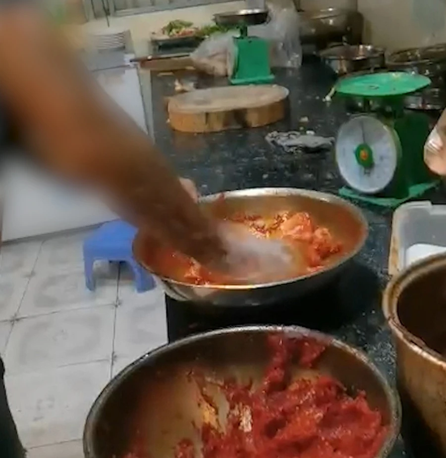 Từ vú heo trôi nổi, không rõ nguồn gốc, đầu bếp đã thêm gia vị, dầu điều... chế biến thành món nầm bò bắt mắt, thơm lừng. Ảnh trong bài: M.HẬU