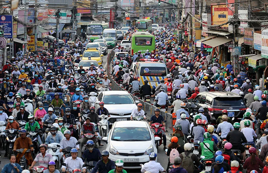 Tình trạng ùn tắc giao thông ở các đô thị lớn, nhất là Hà Nội và TP.HCM vẫn là thách thức lớn. Ảnh: HOÀNG GIANG