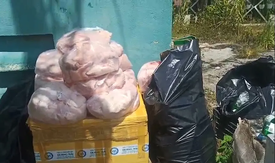 Tại quán ăn Bò tơ Đà Lạt (118 Hùng Vương) phát hiện gần 1 tạ vú heo trôi nổi tại một đống rác trong khuôn viên quán. Ảnh: MINH HẬU