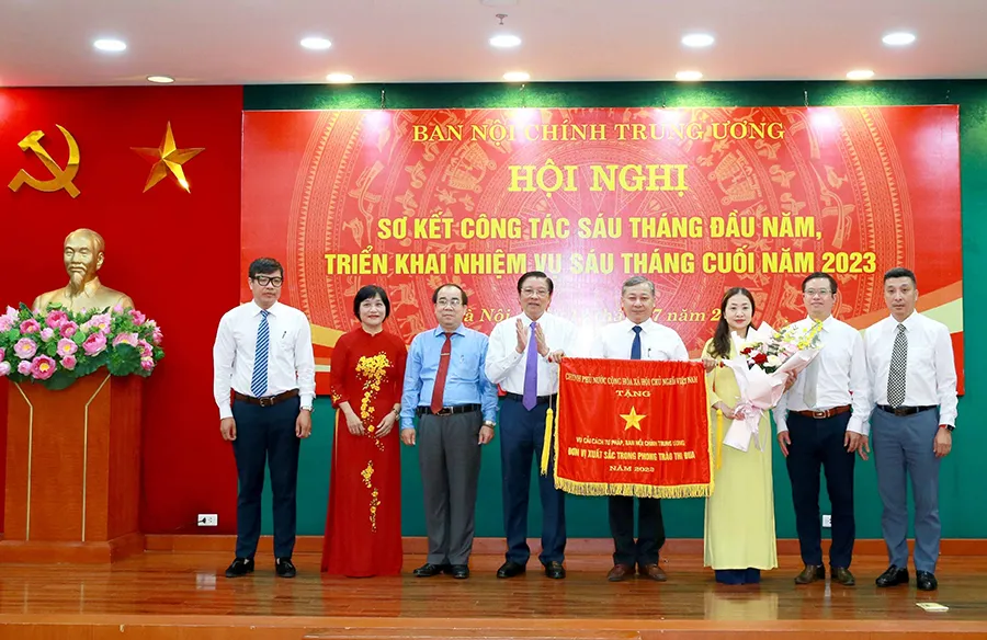 Trưởng ban Nội chính Trung ương Phan Đình Trạc trao cờ thi đua của Chính phủ năm 2022 cho Vụ Cải cách tư pháp. Ảnh: TTXVN Trưởng ban Nội chính Trung ương Phan Đình Trạc trao cờ thi đua của Chính phủ năm 2022 cho Vụ Cải cách tư pháp. Ảnh: TTXVN