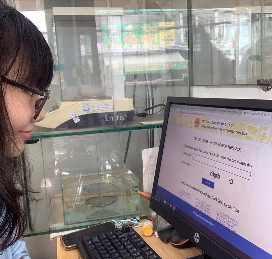 Thí sinh tra cứu điểm thi tốt nghiệp THPT năm 2023. Ảnh: NVCC