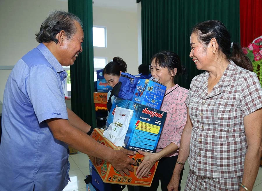 Nguyên Phó Thủ tướng thường trực Chính phủ Trương Hòa Bình trao quà cho các hộ ngư dân tỉnh Quảng Trị. Ảnh: TRƯỜNG GIANG