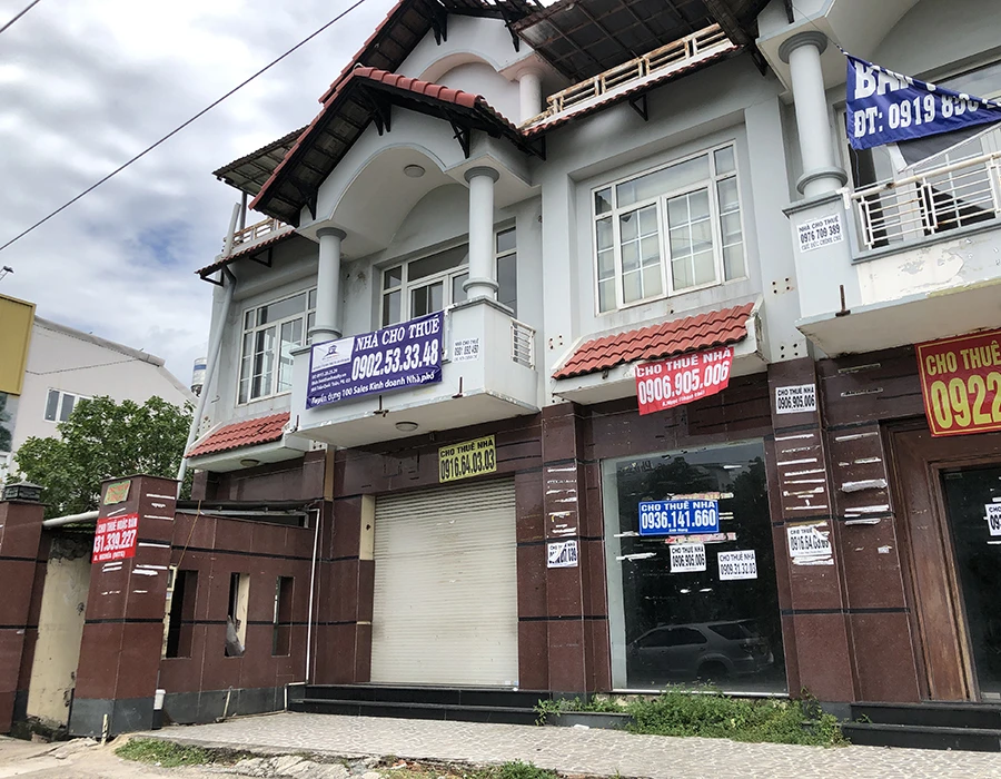 Một dãy nhà liền kề treo biển cho thuê trong thời gian dài. Ảnh: MINH LONG