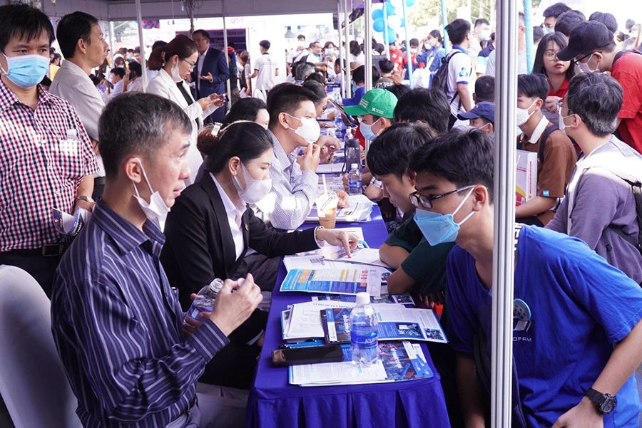 Thí sinh tìm hiểu thông tin tuyển sinh tại Trường ĐH Bách khoa (ĐH Quốc gia TP.HCM). Ảnh: NHƯ QUỲNH