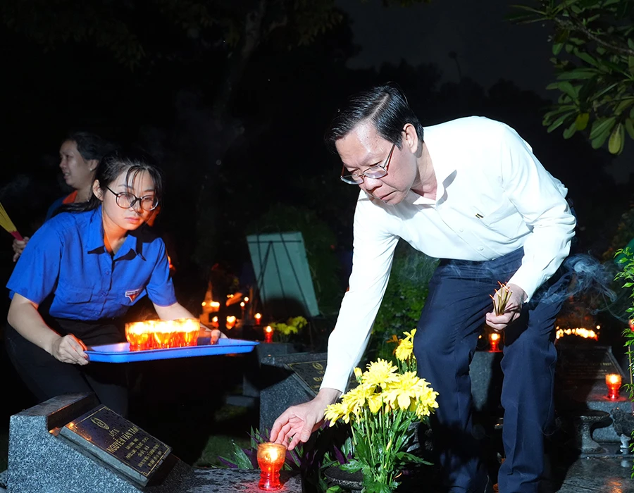 Chủ tịch UBND TP.HCM Phan Văn Mãi thắp nến tri ân các anh hùng liệt sĩ tại Nghĩa trang liệt sĩ TP. Ảnh: BẢO PHƯƠNG