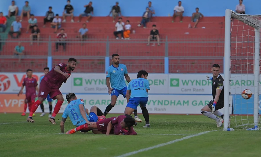 TP.HCM nhận cơn mưa gôn trên sân Nha Trang rơi xuống vị trí chót có nguy cơ rớt hạng khi còn hai vòng đấu nữa. Ảnh: ANH PHƯƠNG