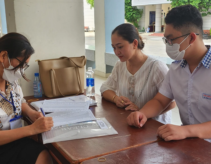 Học sinh đăng ký nhập học tại Trường THPT Bùi Thị Xuân (quận 1). Ảnh: NGUYỄN QUYÊN