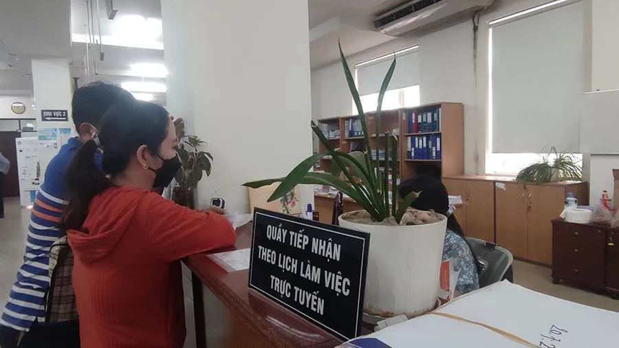 Người dân có thể nộp hồ sơ trực tuyến để không phải mất thời gian chờ đợi khi thực hiện các thủ tục liên quan BHXH. Ảnh: NGUYỄN HIỀN Người dân có thể nộp hồ sơ trực tuyến để không phải mất thời gian chờ đợi khi thực hiện các thủ tục liên quan BHXH. Ảnh: NGUYỄN HIỀN