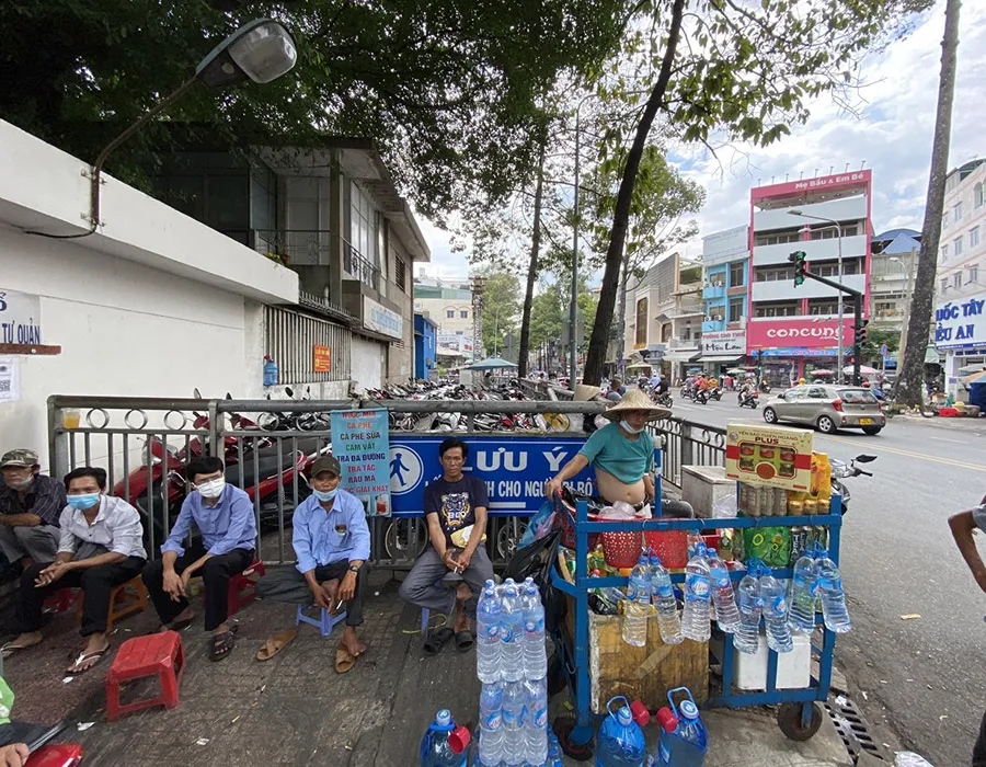 Dù có biển lưu ý “Lối đi dành cho người đi bộ” nhưng vỉa hè tại khu vực xung quanh BV Chợ Rẫy lại bị chiếm hết để giữ xe. Ảnh: ĐÀO TRANG