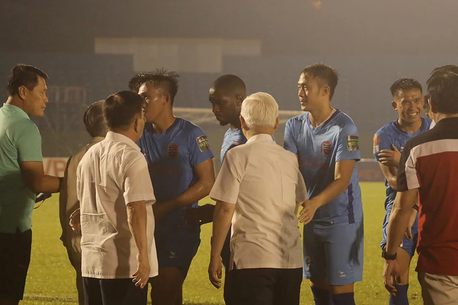 Lãnh đạo đội B. Bình Dương xuống sân chúc mừng toàn đội sau chiến thắng Khánh Hòa và… sẽ trụ hạng. Ảnh: BTV THỂ THAO