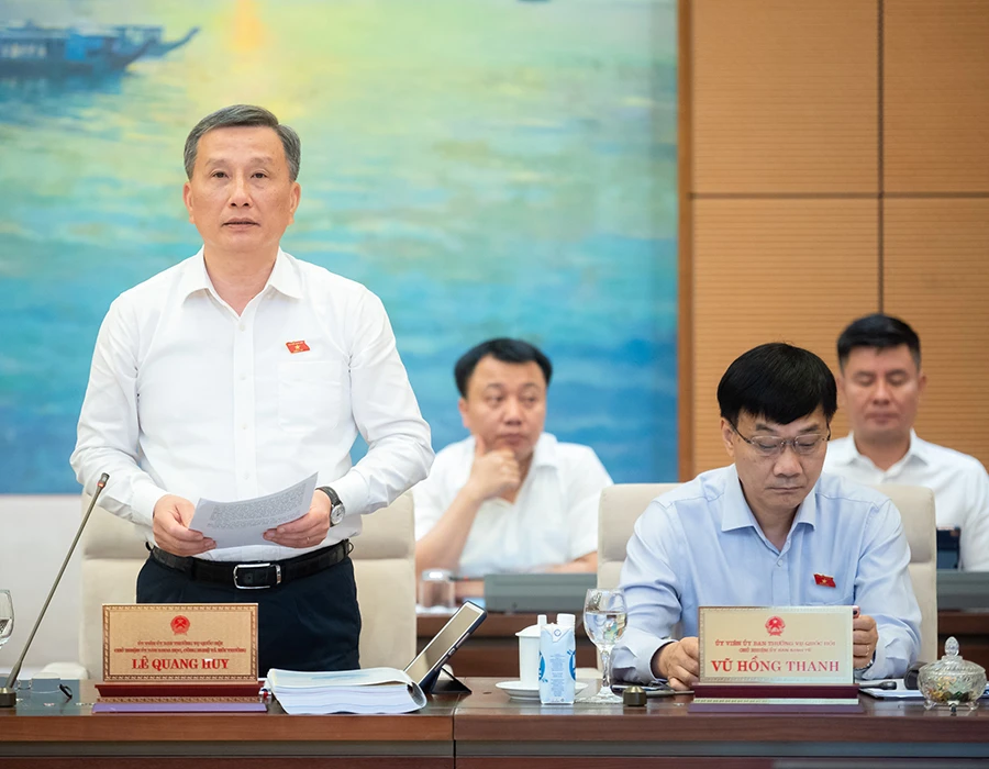 Chủ nhiệm Ủy ban Khoa học, Công nghệ và Môi trường của QH Lê Quang Huy phát biểu tại phiên họp. Ảnh: QH