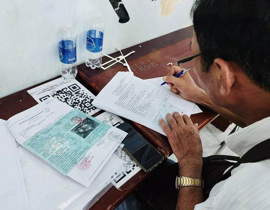 Người dân đang điền thông tin làm thủ tục thu hồi giấy đăng ký, biển số xe tại điểm đăng ký xe ở TP.HCM. Ảnh: KHÁNH TOÀN Người dân đang điền thông tin làm thủ tục thu hồi giấy đăng ký, biển số xe tại điểm đăng ký xe ở TP.HCM. Ảnh: KHÁNH TOÀN