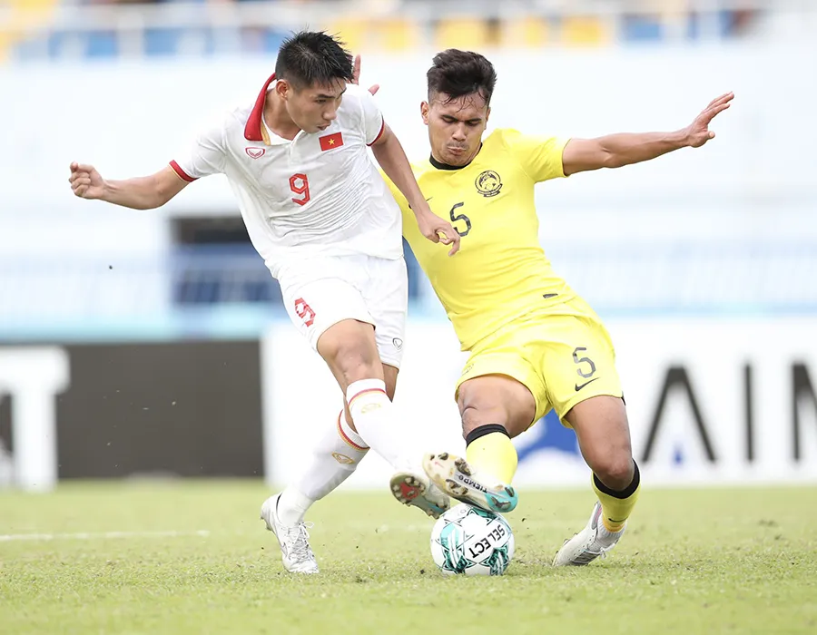 Xuân Tiến với hai bàn thắng trong hiệp 1 góp phần vào trận thắng đậm Malaysia để tiến vào chung kết của U-23 Việt Nam. Ảnh: ANH THỎA