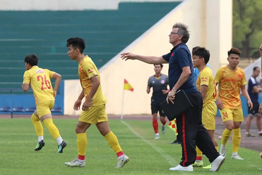 HLV Troussier sẽ chọn ra thành phần U-23 tốt nhất dự giải châu Á. Ảnh: VFF