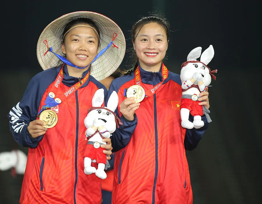 Huỳnh Như (trái) tiếp tục khoác áo Lank FC thêm một mùa nữa. Ảnh: ANH PHƯƠNG