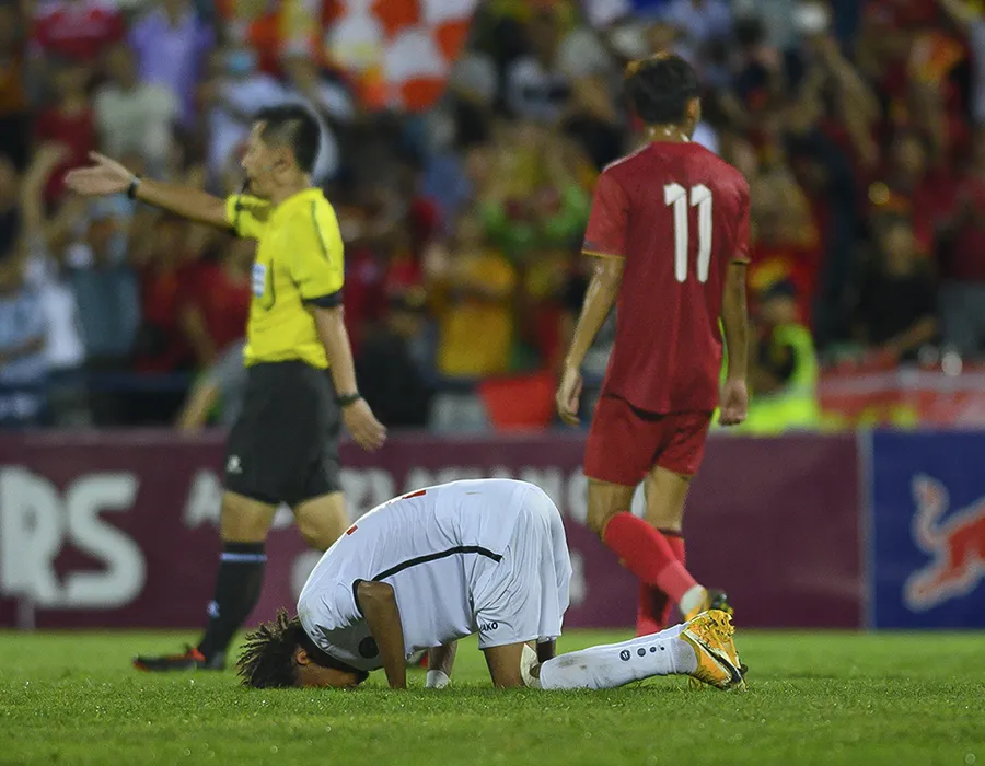 Các cầu thủ Yemen đổ sụp sau trận thua mà họ chơi hay hơn nhưng không thể ghi bàn. Ảnh: HẢI THỊNH