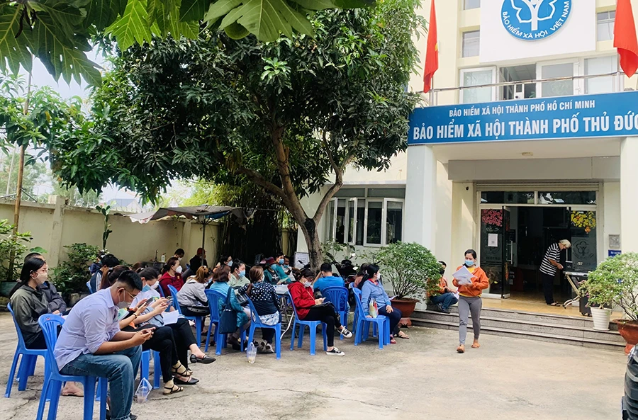 Người lao động đăng ký rút BHXH 1 lần tại BHXH TP Thủ Đức, TP.HCM. Ảnh: QT