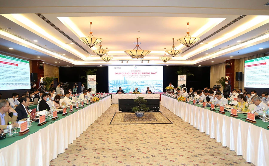 Hội thảo Đấu giá quyền sử dụng đất - Thực tiễn pháp lý và giải pháp do báo Pháp Luật TP.HCM phối hợp tổ chức đã đưa ra nhiều giải pháp nhằm hoàn thiện phương thức đấu giá đất. Ảnh: H.GIANG